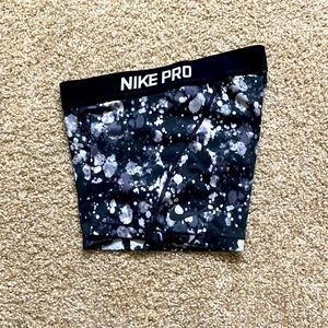 ✨NEVER WORN✨ Nike dri-fit compression shorts